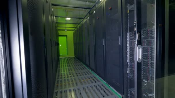 Luz verde al final de una sala de almacenamiento de datos . — Vídeos de Stock