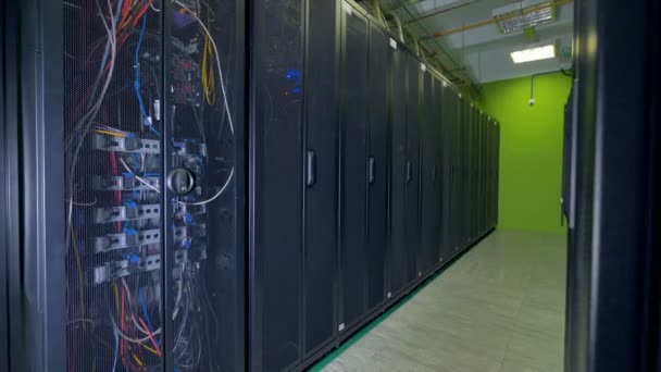 Datacenters kasten met zwart gaas deuren. — Stockvideo