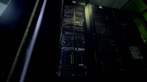 Nattliga operationer av glödande data center hårdvara. — Stockvideo