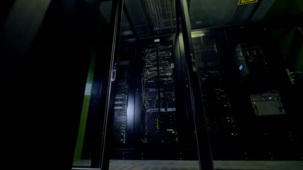 Armadi alti per data center dietro una porta di vetro . — Video Stock