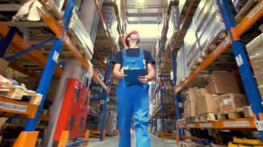 Ambar kargo teftiş bir işçisi düşük bir görünüm.