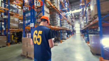 Görünümü Döndürme notlarını alarak bir depo müfettişi.