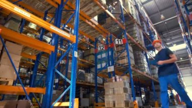Bir depo işçisi inceleme sitesinde geldi.