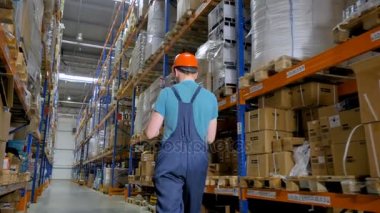 Yürüyen ambar stok memuruna arkadan görünüm.