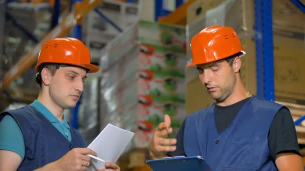 A new employee listens to a warehouse supervisor. — Stock Video