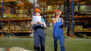 İki ambar çalışanlarının depolama yerleşimi ile yazdırılan planlarını Karşılaştır.