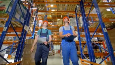 İki adam onların işyeri arıyorsunuz düşük bir görünüm.