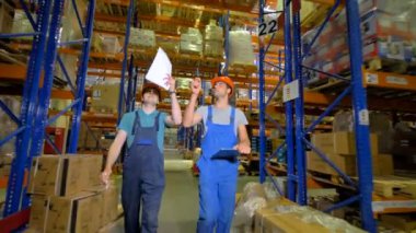 İki Müfettiş saklı kargo yerleşimini kontrol.