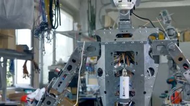 Görünür motorlar ve kabloları ile bir robot kolları taşır. 4k.