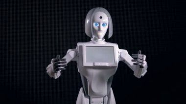 Robot geniş kol hareketleri dikkatini çekiyor. 4k.