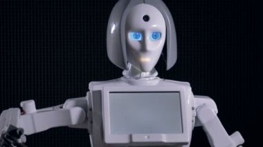 Beyaz bir robot kolları nasıl taşıyabilirim gösterir.