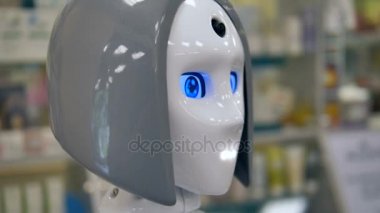 Yeni bir parlak robot büyük mavi gözleri ile yanıp söner..