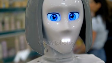 Yeni alışveriş için bir robot konuşuyor.