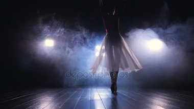 Kadın dansçı onun bale becerilerini gösterir.