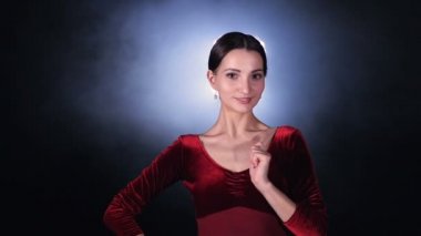 Bir balerin bir gülümseme ile sahne alanı bırakır. Balerin portre 4k.