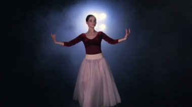 Seyirciler için bir balerin gelir.