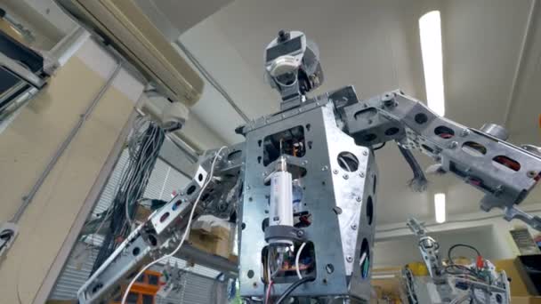Металлический робот плавно двигает руками . — стоковое видео