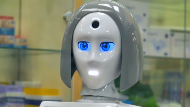 Ein komplett montierter Roboterkopf bewegt sich. — Stockvideo