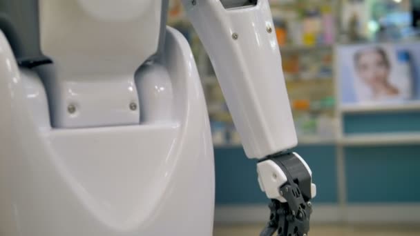 Makro utsikt över vita robotar kroppen släpper en butik. — Stockvideo