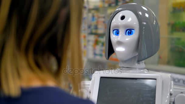 Ein Roboter spricht mit einer Shopperin. — Stockvideo