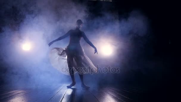 Une danseuse se précipite dans une scène sombre . — Video