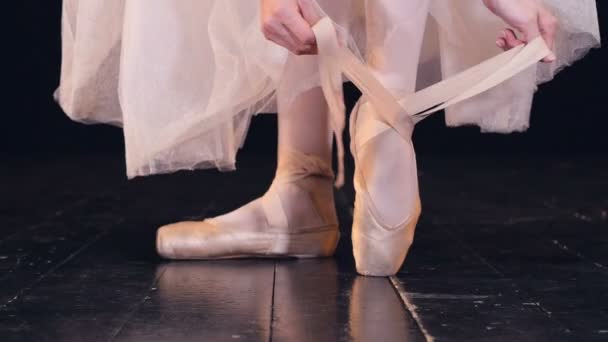 Uma visão de perto em sapatos de bailarina amarrados . — Vídeo de Stock