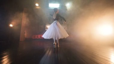 Bir dansçı döner ve silah 3 pozisyonda tutar.