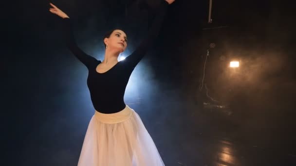 Eine Tänzerin dreht sich im rückenlosen Trikot um. — Stockvideo