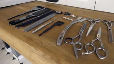 Ahşap bir rafa berberler araçlar koleksiyonu belirtilen.