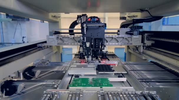 Zautomatyzowane roboty elektronika części produkcji maszyny. 4k. — Wideo stockowe