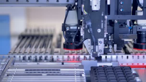 Resonanskrets chip med elektroniska komponenter produktion på moderna automatiserade maskin. 4k. — Stockvideo