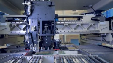 Be üretim hattında. Baskı devre kart tasarım ve üretimi. 4k.