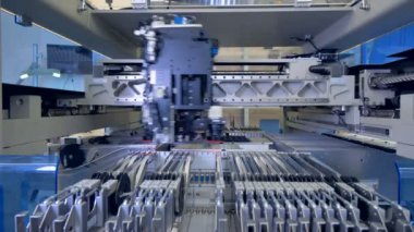 Mikroelektronik üretim hattı. Microcircuit çip üretim. 4k.