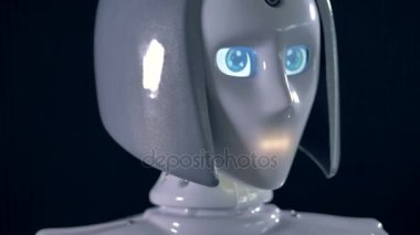 Dijital mavi gözleri ve yanıp sönen ağız çizgi ile kadın bir robot. 4k.