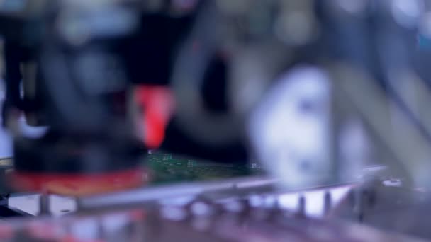 Vervaardiging van elektronische chips. Close-up. — Stockvideo