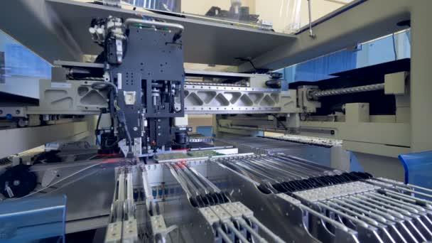 Circut deska stroj produkuje tisknout digitální elektronická deska. 4k. — Stock video