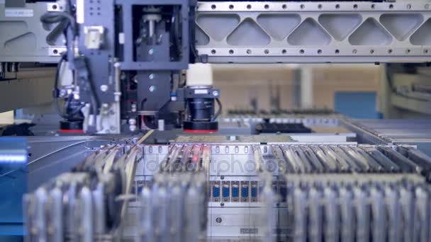 Elektronische circuit bord productielijn op moderne wetenschap lab. 4k. — Stockvideo