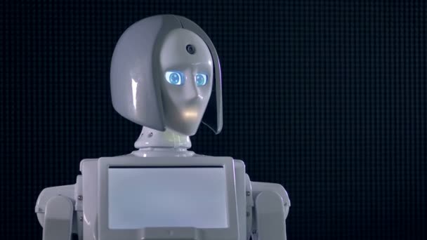 Ein weißer Roboter bewegt seinen Kopf und aktiviert Indikatoren für Augen und Mund. 4k. — Stockvideo