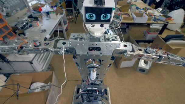 Робот без внешнего тела поднимает обе руки . — стоковое видео
