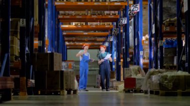 Ambarı işçilerin baret depolama rafları arasında bir depoda çalışıyor. 4k.