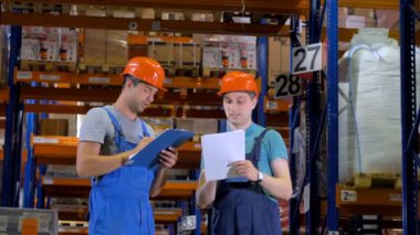 Ambarı işçilerin baret depolama rafları arasında bir depoda çalışıyor. 4k.