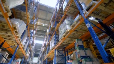 Ambar. Raflar ve raflar bir depoda. 4k.