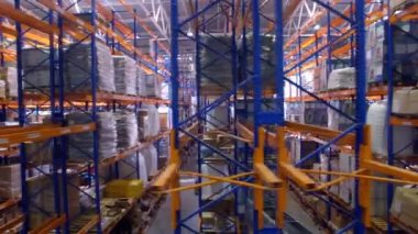 Ambar iç. Kamera raflar hareket ediyor. Hava. 4k.