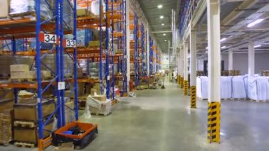 Muhafazası, ambar kapalı. Kamera raflar, raflar gider. 4k.