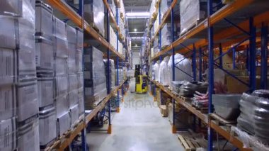 Bir depoda forklift. Modern forklift boşaltma raflar, raflar depo içinde. Hava.