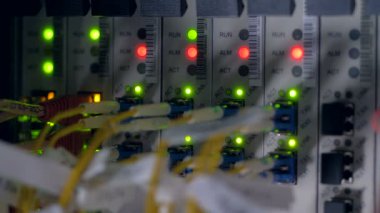 Bilgisayar sunucusu bir ağ veri merkezinde render farm. 4k.