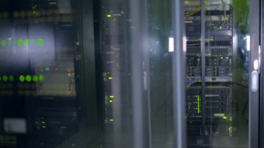 Küresel bir veri merkezi raf sunucuları. 4k.