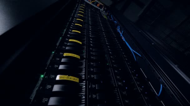 Computer voor Bitcoin mining. Kabels worden aangesloten op moederbord voor mijnbouw machine. Cryptocurrency computer met vele perifere groeven — Stockvideo