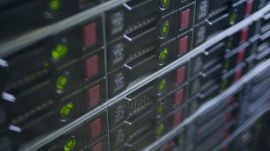 Cryptocurrency bilgisayar çok lambalı yanıp sönen. 4k.
