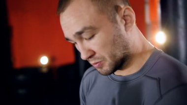 Konsantre bir savaşçı onun el tamamladı denetler.